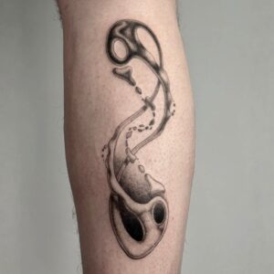 Surrealistisches Black & Grey Fine Line Tattoo mit organischer, fließender Form und abstrakten Elementen, gestochen von Jona bei Balaklava Tattoo Münster Surreal black and grey fine line tattoo with organic flowing shapes and abstract elements, tattooed by Jona at Balaklava Tattoo Münster