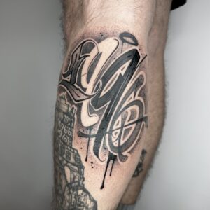 Graffiti Lettering Tattoo in Blackwork mit Dotwork Schattierung am Bein, gestochen von Thorben bei Balaklava Tattoo Münster Graffiti lettering tattoo in blackwork with dotwork shading on the leg, tattooed by Thorben at Balaklava Tattoo Münster