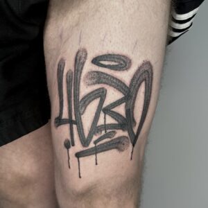 Graffiti Tag Tattoo in Blackwork mit Dotwork Schattierung am Bein, gestochen von Thorben bei Balaklava Tattoo Münster Graffiti tag tattoo in blackwork with dotwork shading on the leg, tattooed by Thorben at Balaklava Tattoo Münster